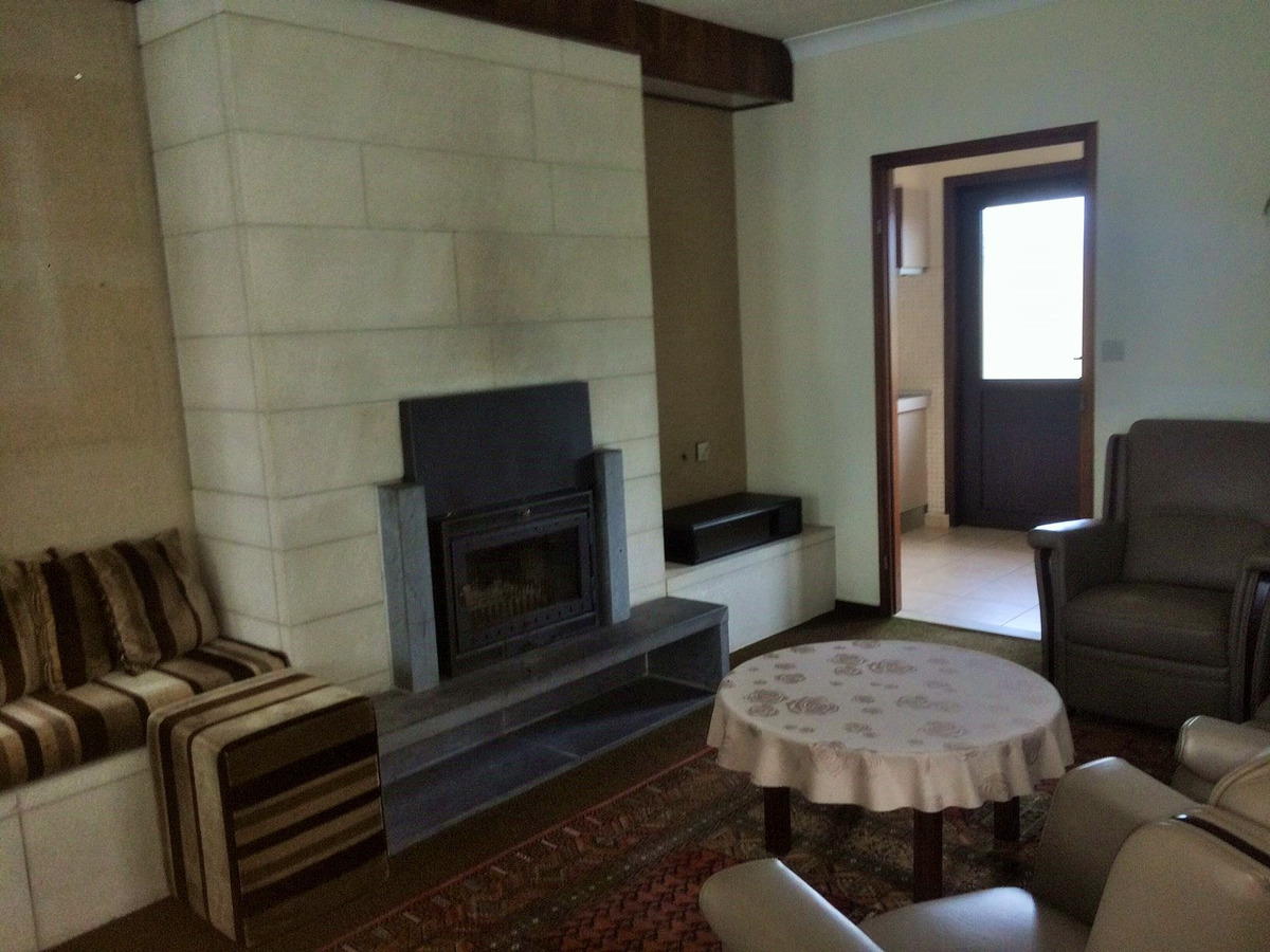 Rustig gelegen gelijkvloerse halfopen woning met 2 slpk's + dubbele garage 