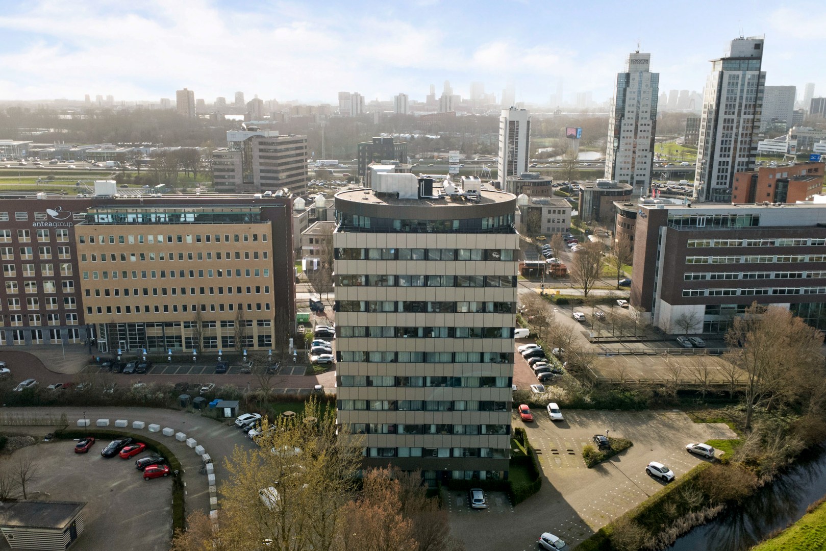 Energiezuinig en instapklare studio met energielabel A, moderne keuken en badkamer en uitzicht op de skyline van Rotterdam. 
