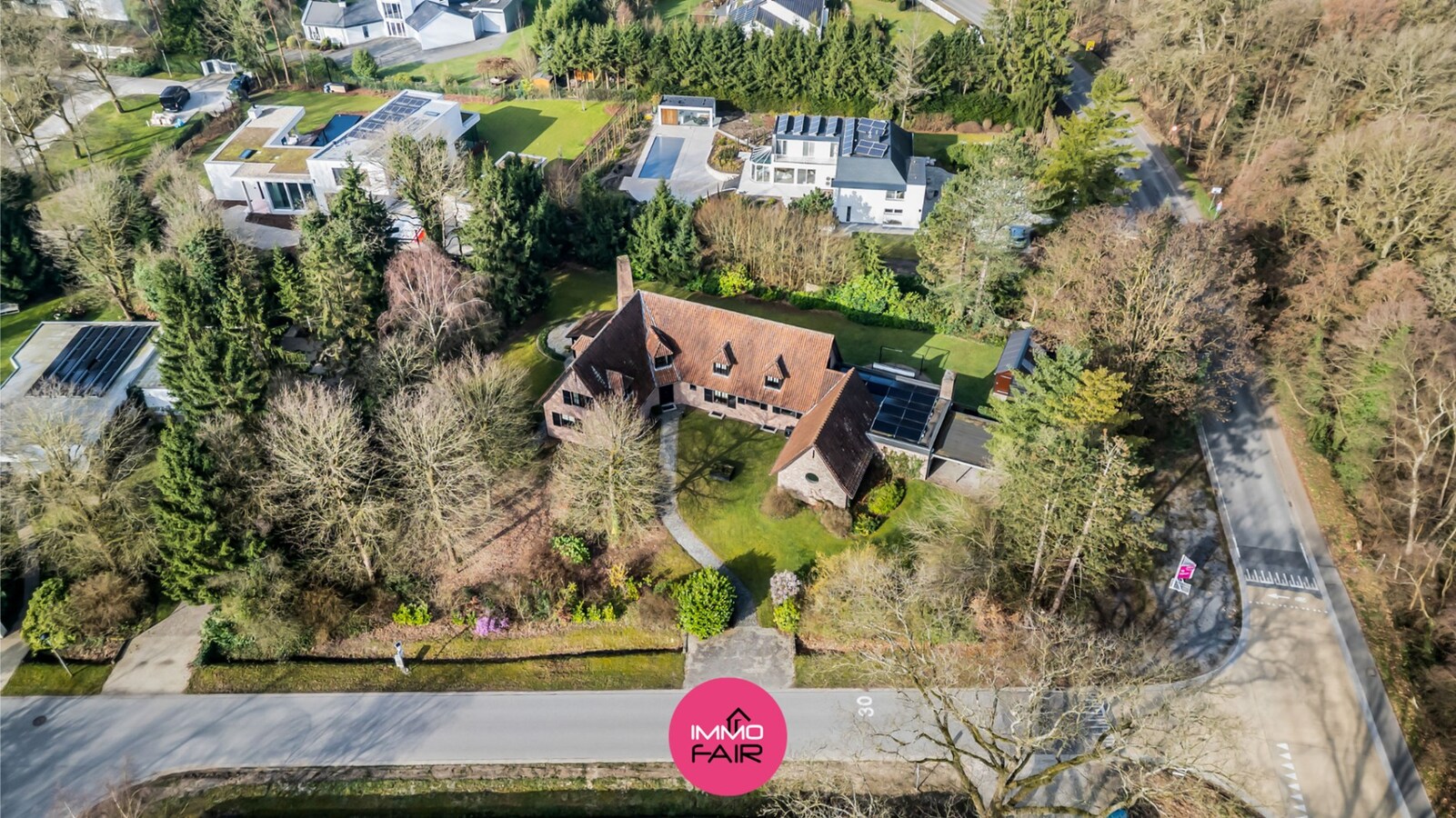 Exclusieve, karaktervolle villa met authentieke elementen in rustige, bosrijke omgeving 