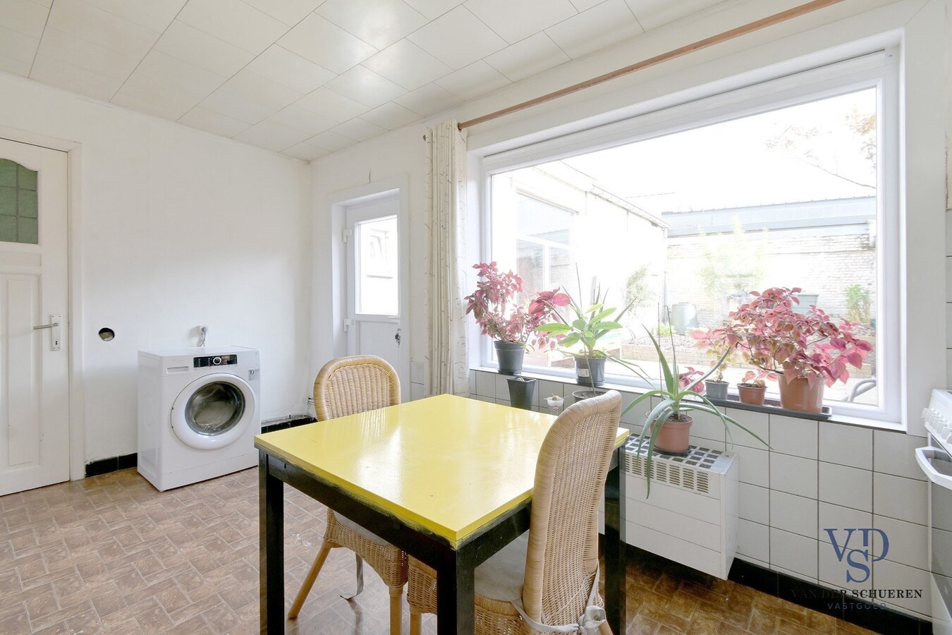 Ruime garage/opslagruimte gekoppeld aan woonst 