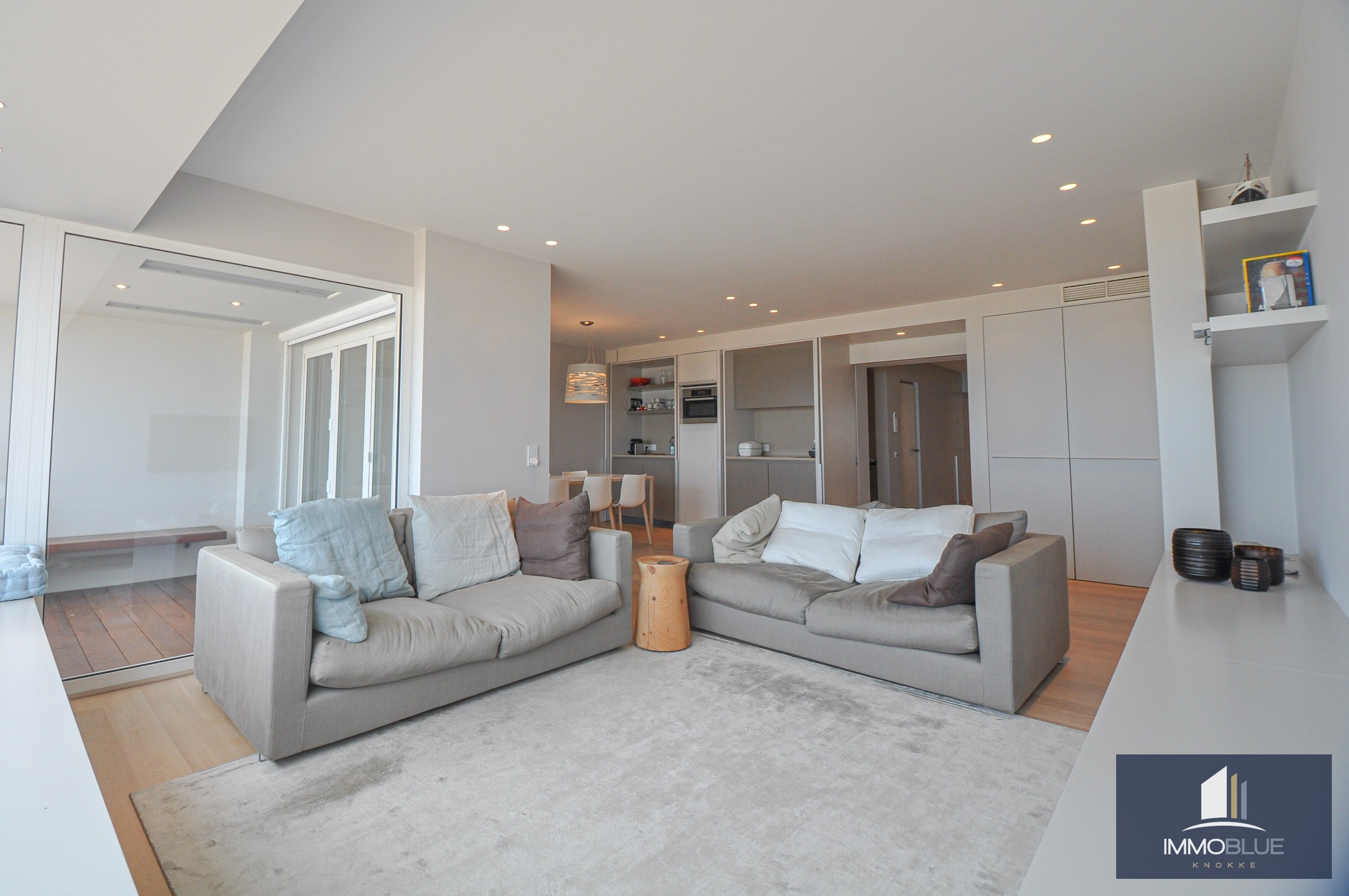 L’appartement bénéficie d’une double orientation, avec une vue frontale sur la mer à l’avant et une vue dégagée sur l’arrière-pays à l’arrière. 
