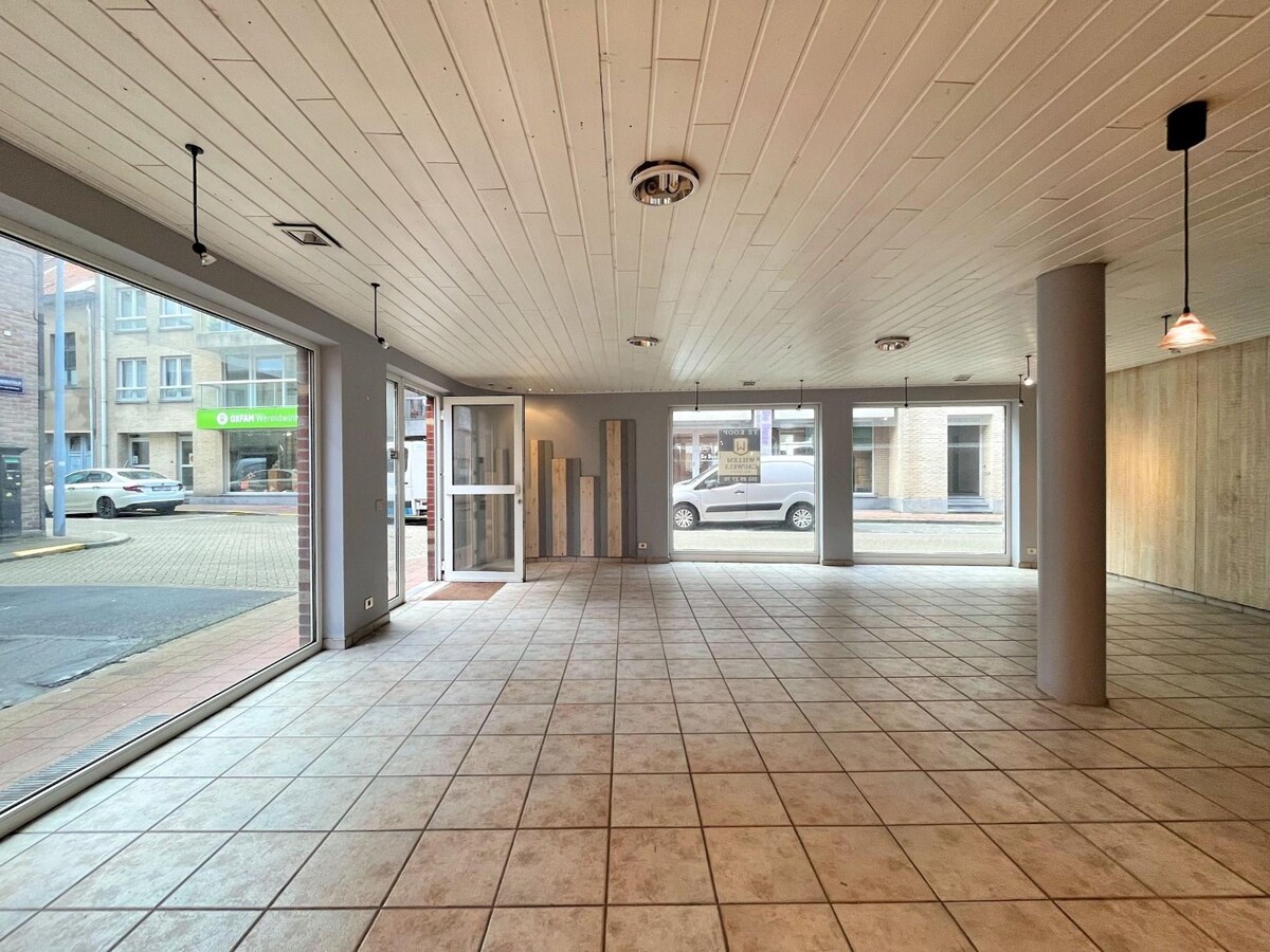 Handelspand (hoekligging) in het centrum van Heist 