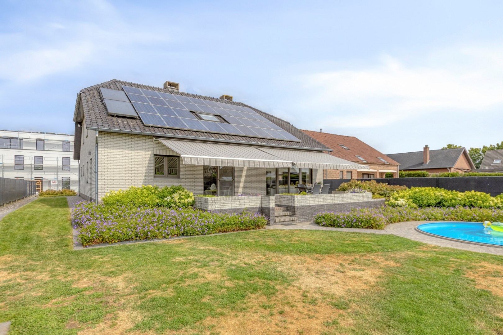 Ruime, energiezuinige gezinswoning met 4 slpk. en verwarmd zwembad in Leopoldsburg 