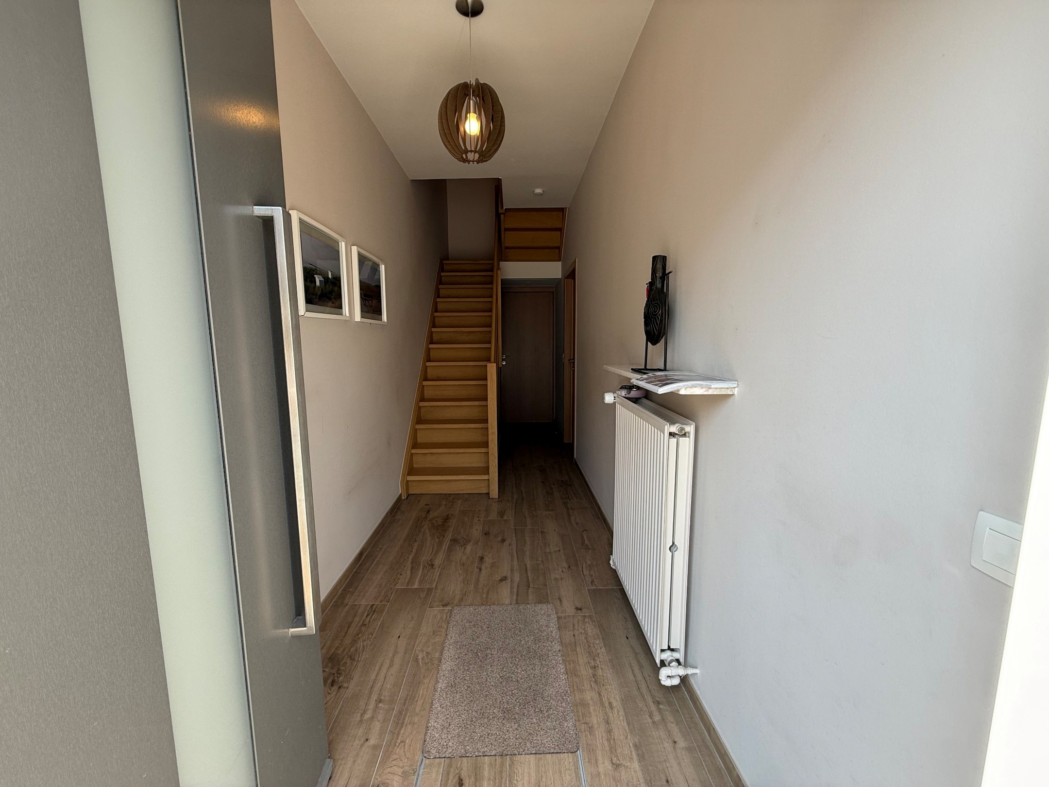 Non meublé - Maison bien entretenue avec trois chambres située dans le vieux Knokke, à distance de marche du centre commercial de Knokke et du Zoute. 