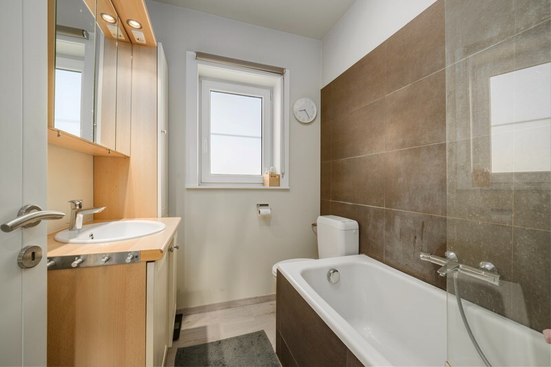 Instapklare, gerenoveerde gezinswoning met garage en oprit in hartje Zeebrugge 