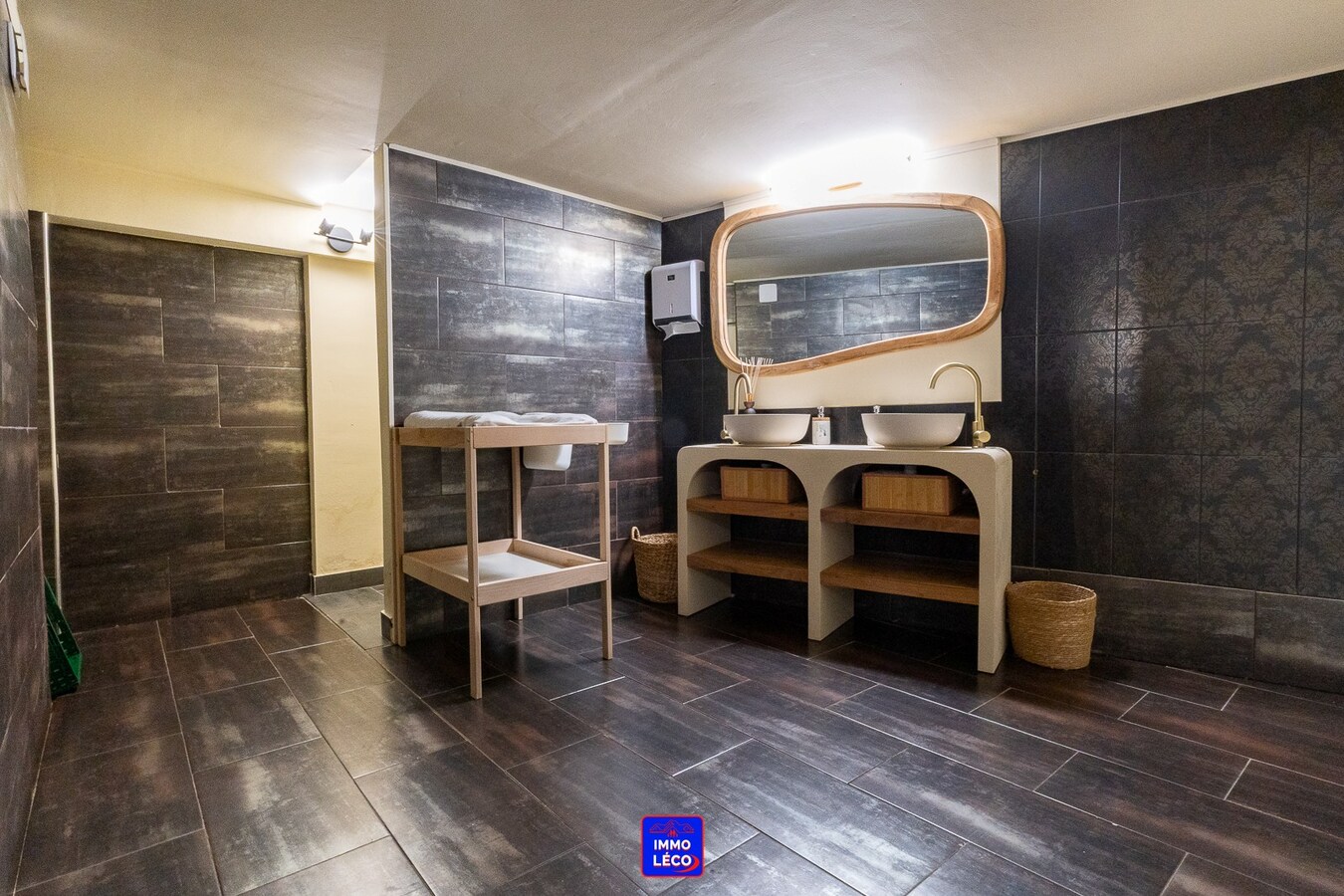 Etablissement prêt à l'emploi entièrement rénové, proche de la Gare, EXCELLENTE OPPORTUNITE ! 