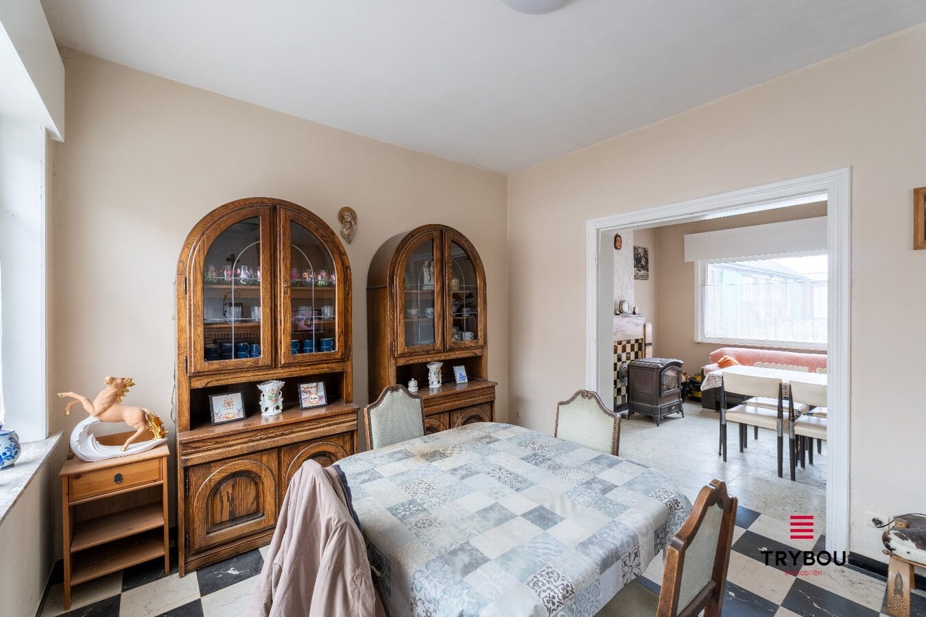 Ruime woning met loods en 4 garages – tal van mogelijkheden! 