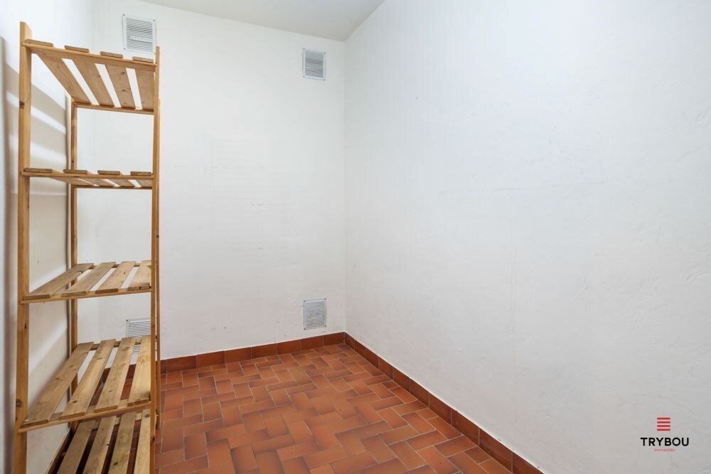 Ruime karaktervolle villa met 3 garages op 1099m² 