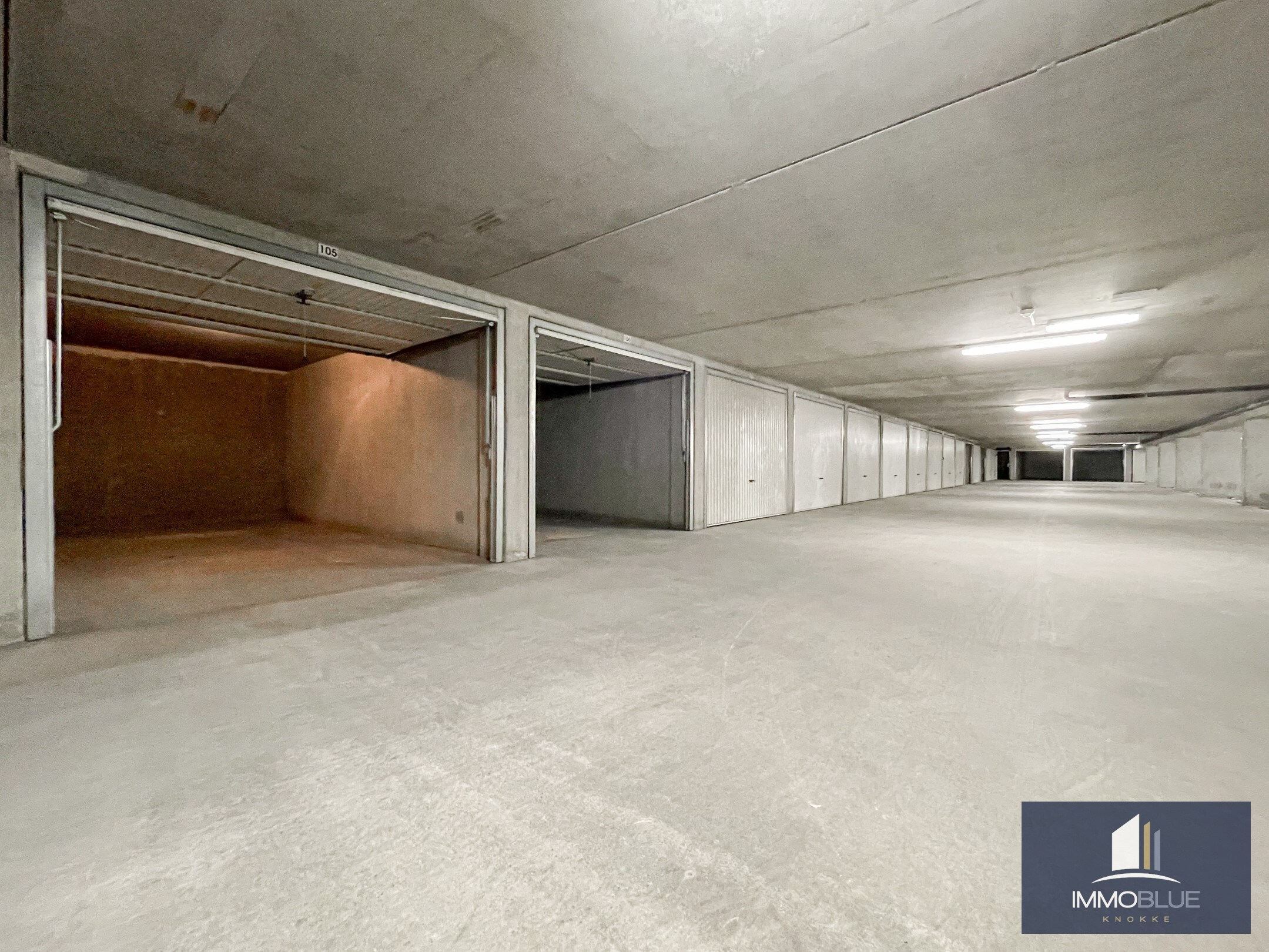 Gesloten garagebox op niveau -1 in het Zoute. 