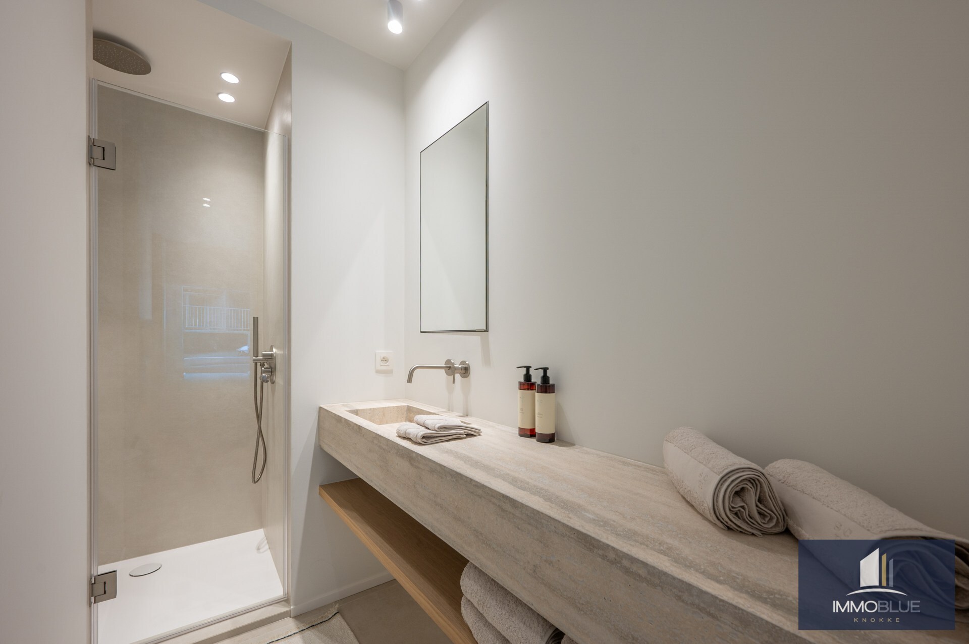 Appartement lumineux, entièrement rénové, avec trois chambres et une largeur de façade d’environ 5,5 mètres, idéalement situé à proximité de l’avenue Dumortier. 