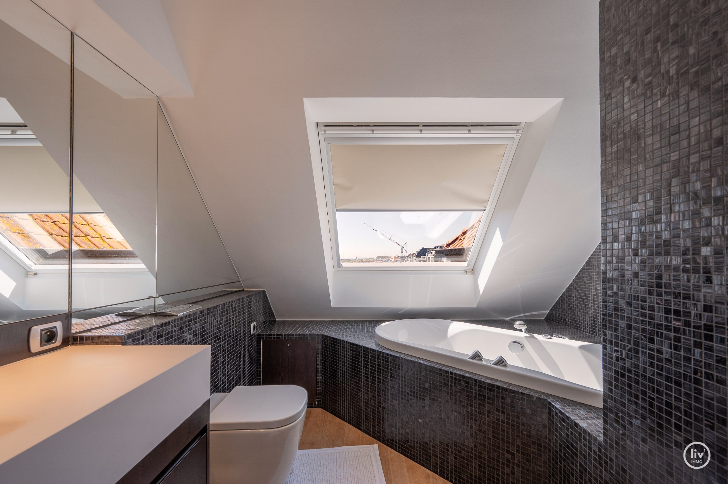 Prachtig en ruim 3-slaapkamerappartement met mooie terrassen en magnifiek open zicht alsook zeezicht.. 