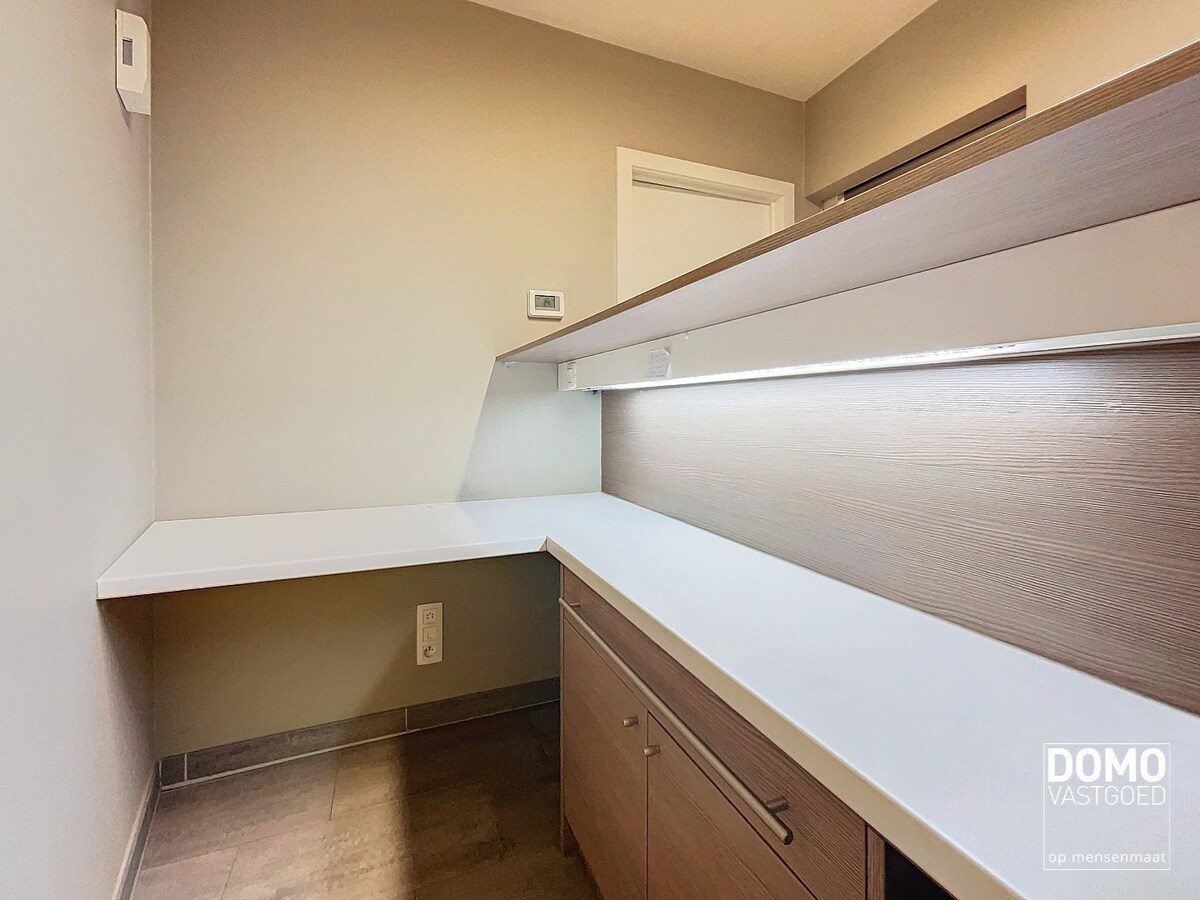 KANTOOR/PRAKTIJKRUIMTE TE HUUR IN CENTRUM KERMT MET ONDERGRONDSE AUTOSTANDPLAATS 