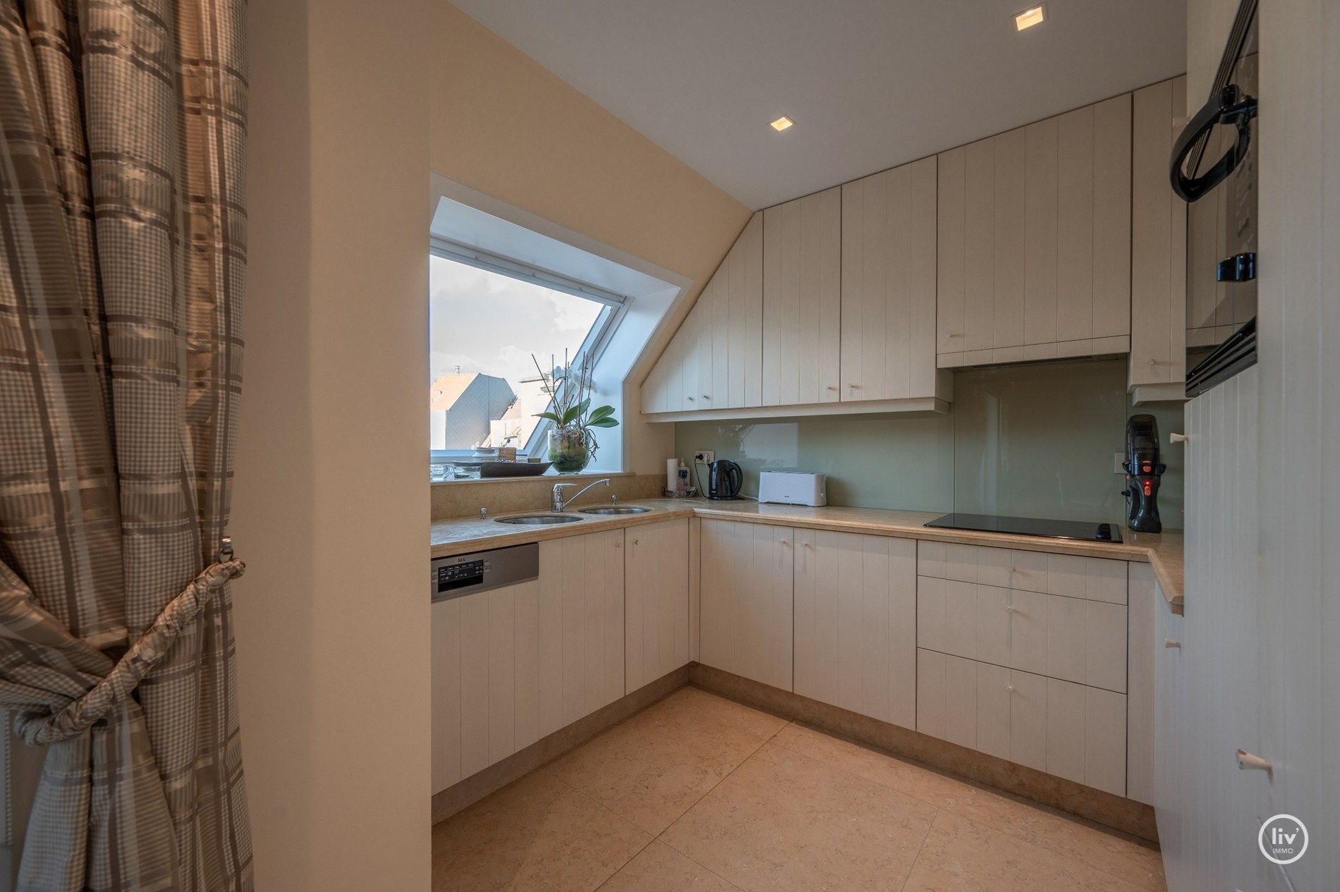 Uitzonderlijk dakappartement met een schitterend zonneterras en een prachtig open zicht over de villa's van het Zoute, gelegen tussen het centrum van Knokke. 