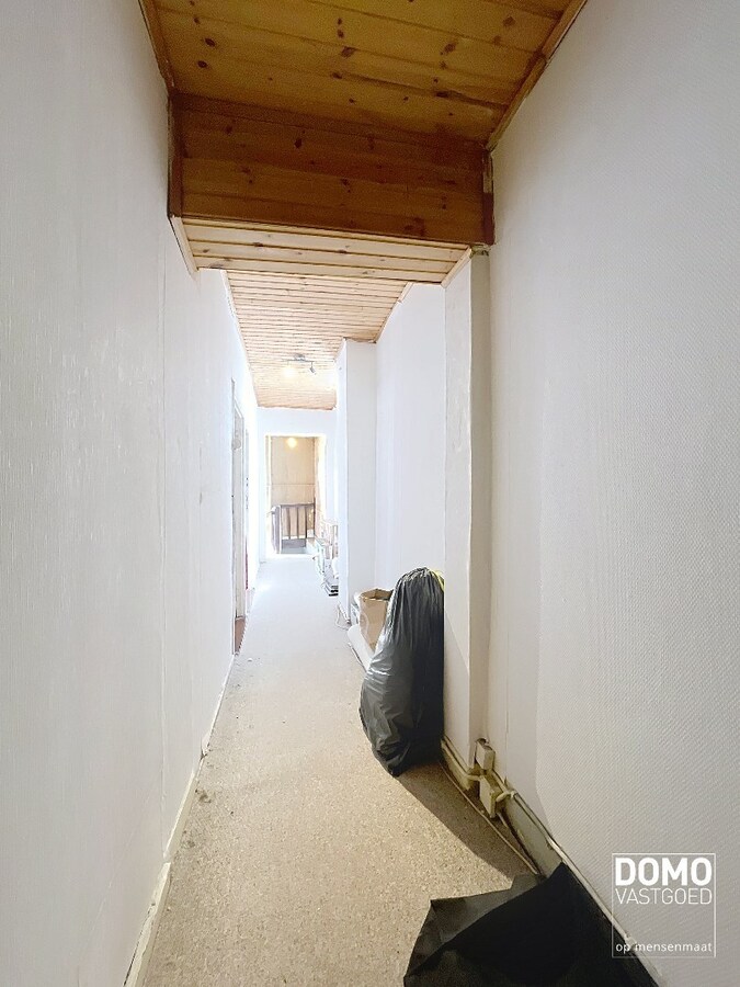 RUIME TE RENOVEREN WONING MET 5 SLAAPKAMERS EN RUIME ACHTERLIGGENDE GARAGE TE BILZEN-HOESELT 