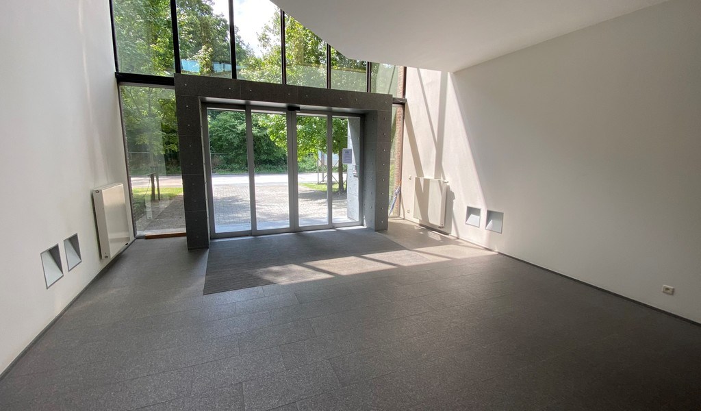 Magazijn met kantoren te huur vlakbij A12 in Wilrijk