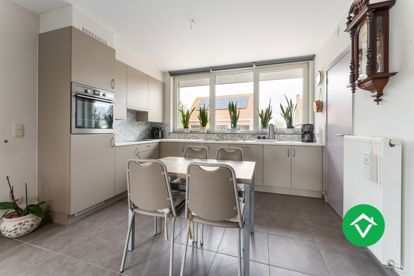 Instapklaar appartement met 2 slaapkamers en grote terrassen te Leke 