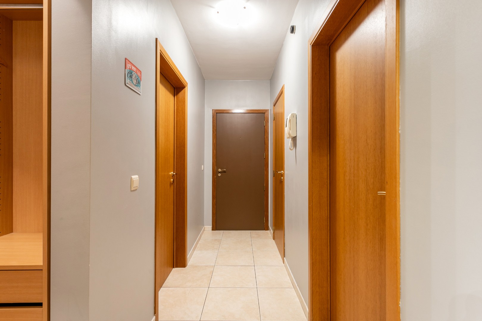 Instapklaar gelijkvloers appartement met 2 slaapkamers, garagebox en ruim terras (35 m²) aan TOP ligging in Halle 