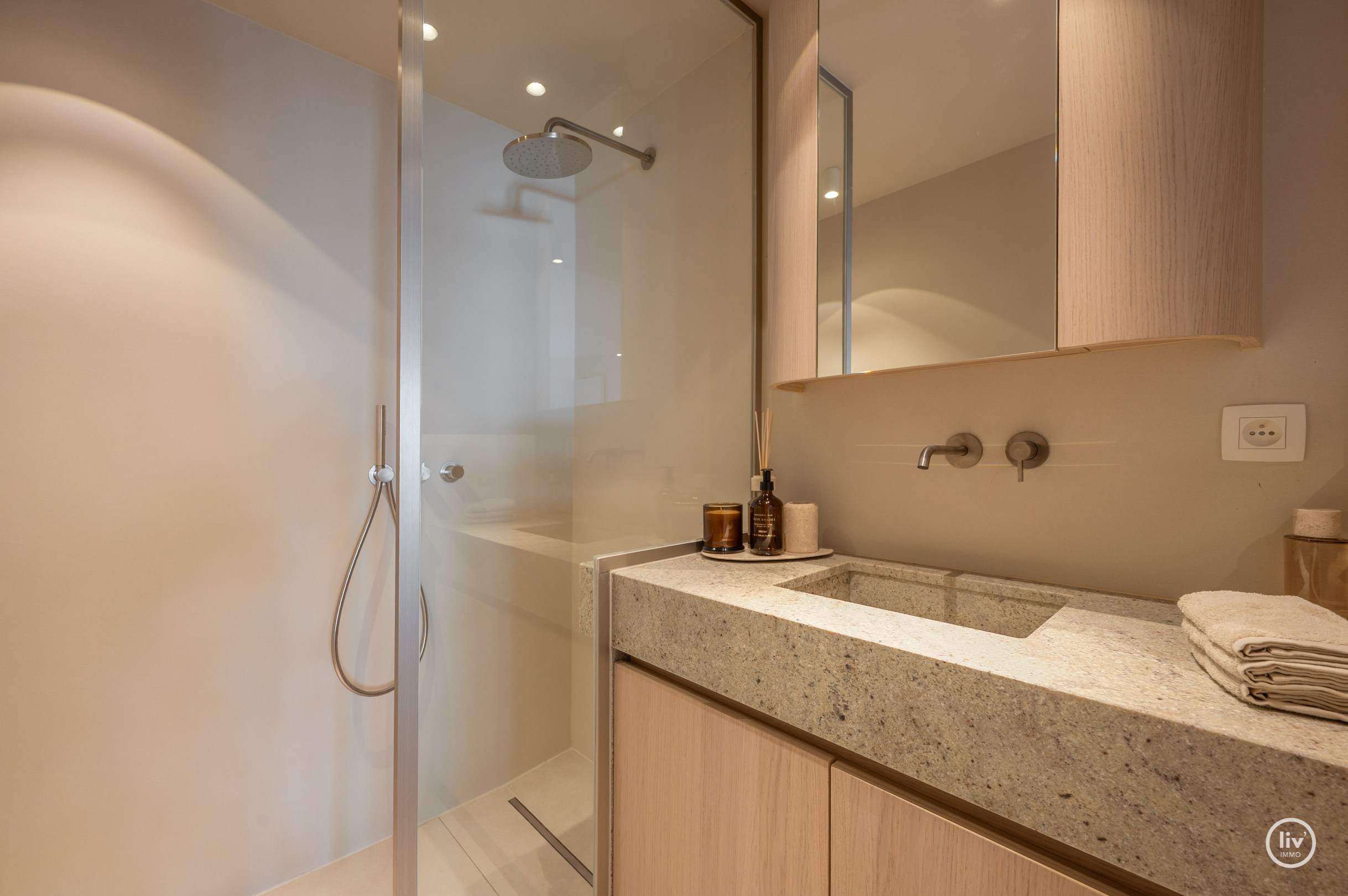 Appartement de luxe entièrement rénové de 3 chambres situé sur l'avenue Parmentier, à proximité de la digue. 