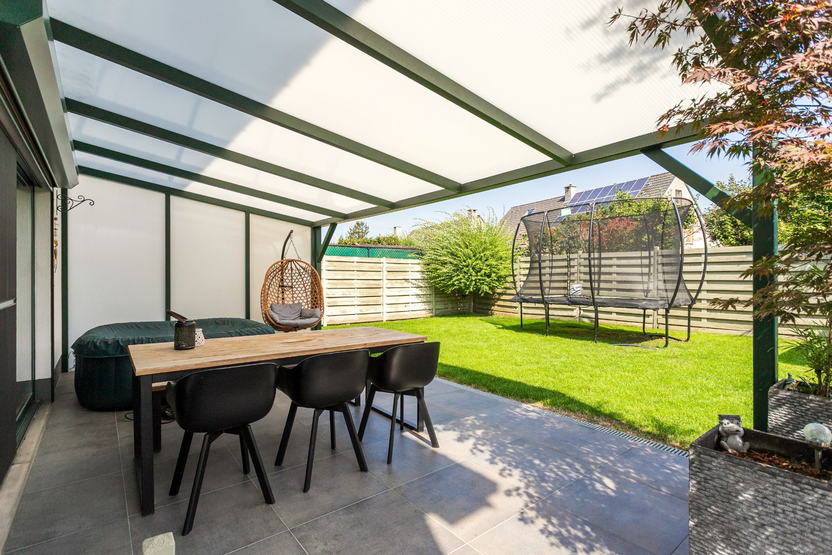 Gerenoveerde villa met 4 slaapkamers, garage en tuin in gegeerde woonwijk te Buizingen 