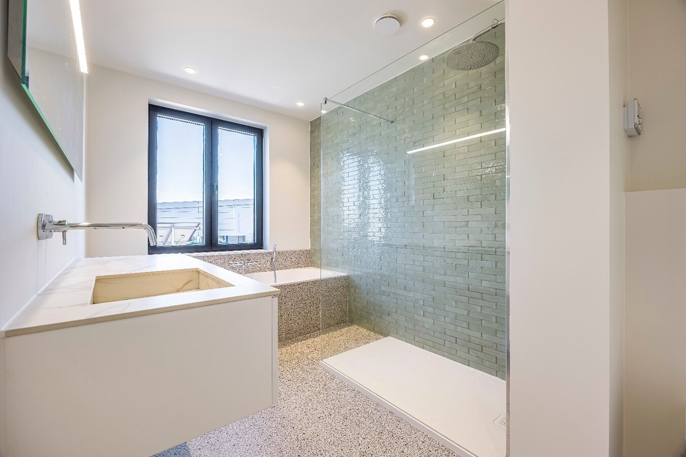 Top gerenoveerde en energiezuinige gezinswoning in het hart van Heist. 