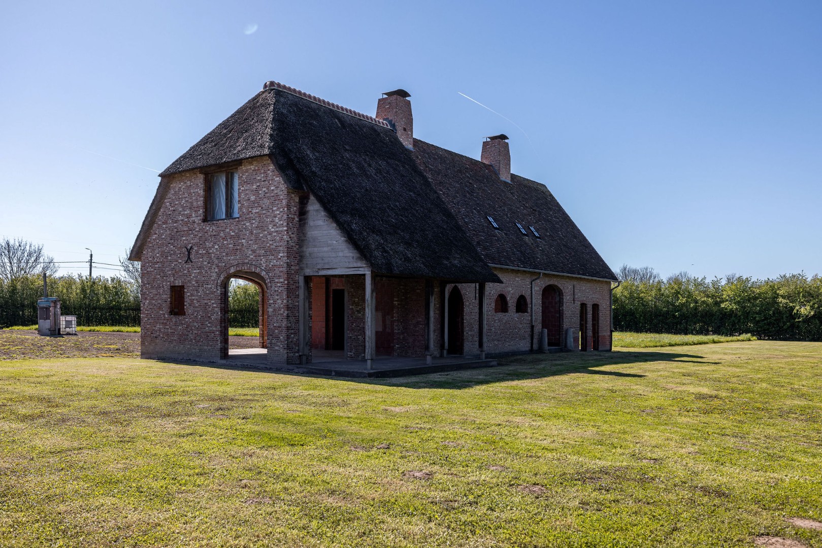 Landelijk gelegen ruwbouwhoeve met bijgebouwen op uitzonderlijk perceel van ca. 9.331 m² 