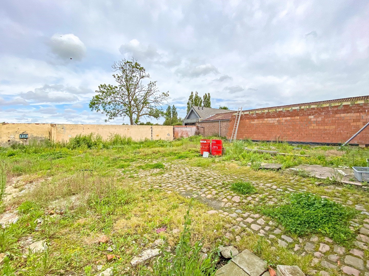 Imposante te renoveren woning op 677m². 