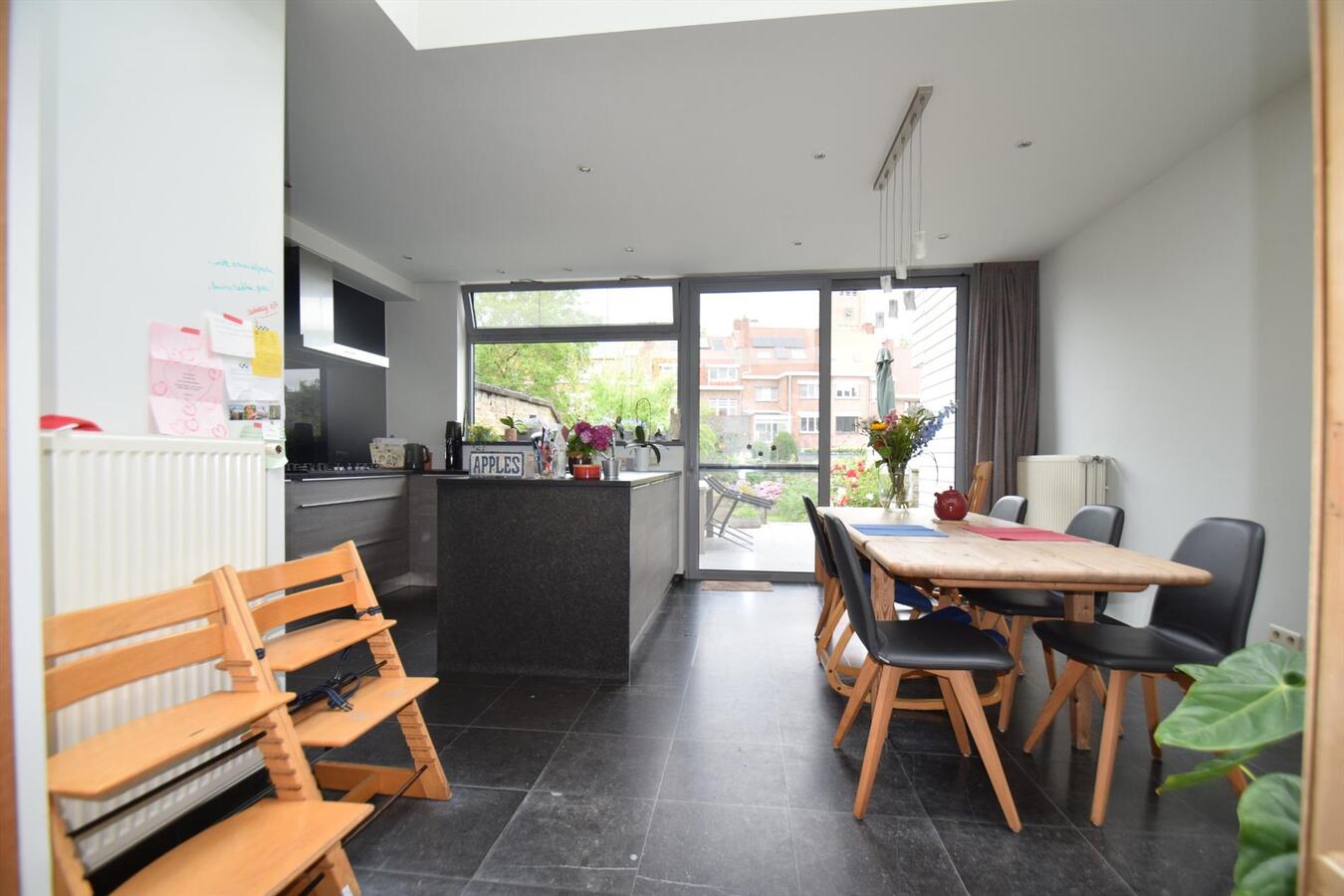 Kwalitatief gerenoveerde, ruime 4-slpk-woning met toffe stadstuin op Christus-Koning 