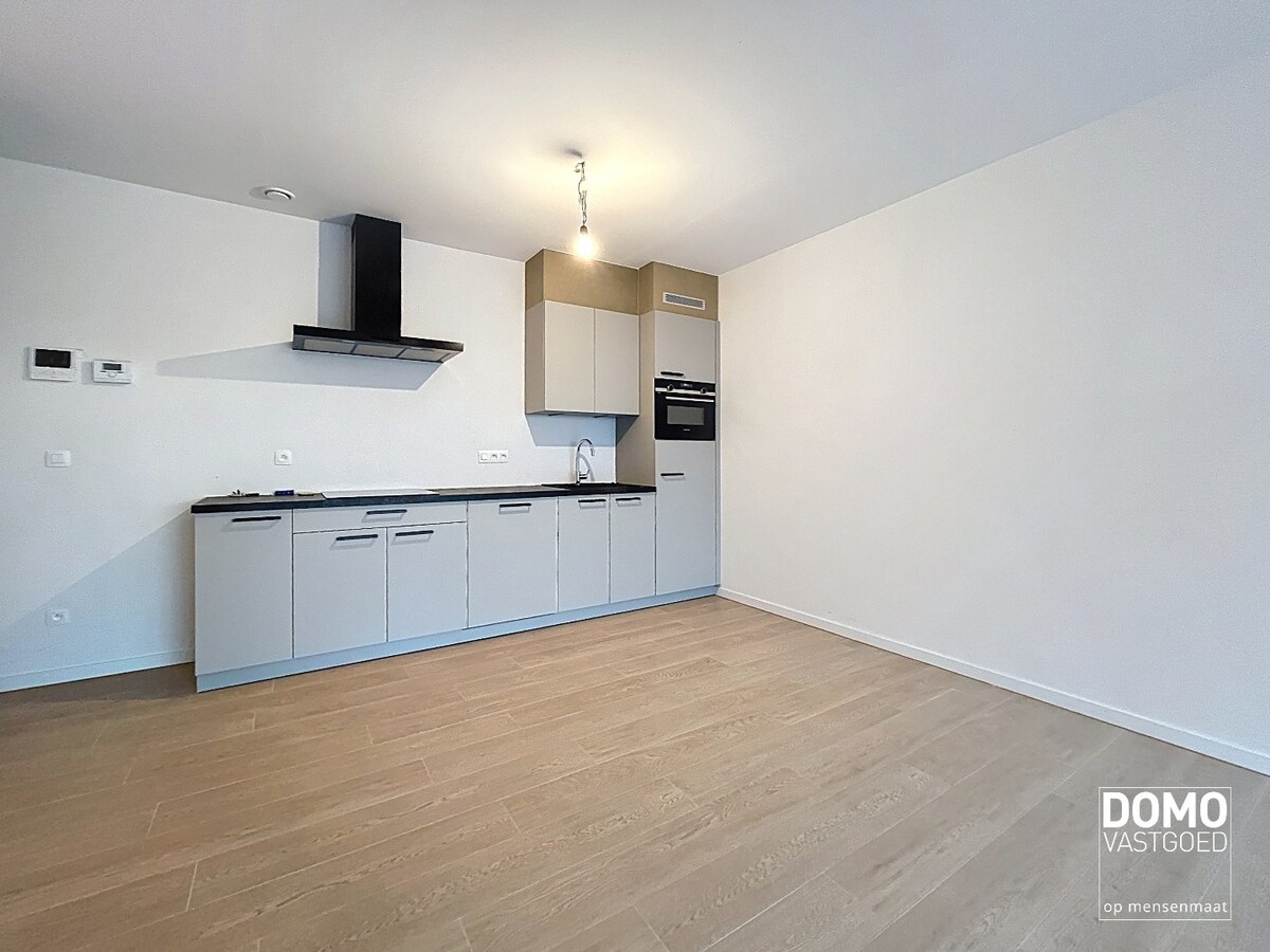 RUIM TWEE SLAAPKAMER APPARTEMENT MET TERRAS, LIFT EN AUTOSTANDPLAATS IN CENTRUM KERMT 