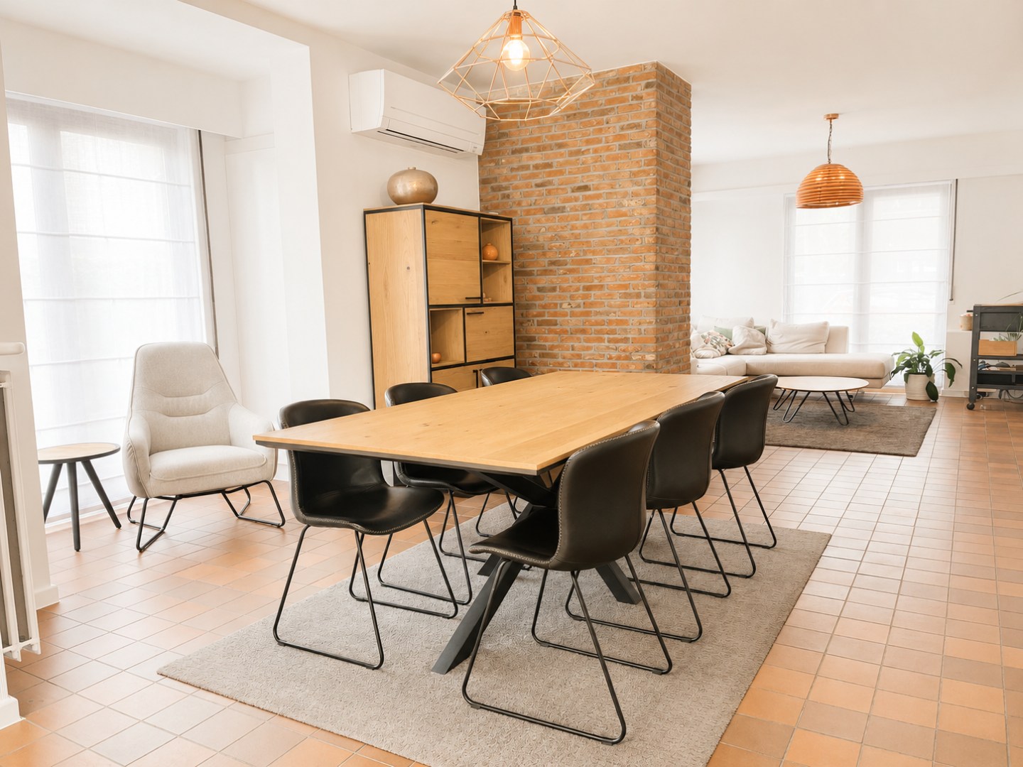 Gerenoveerde halfopen bebouwing met 4 slaapkamers, bureau, tuin en garage in Brasschaat 