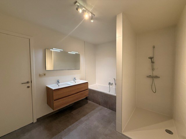 Luxe duplexappartement te huur in het hart van Maaseik, met lift, 2 slaapkamers en 2 terrassen. 