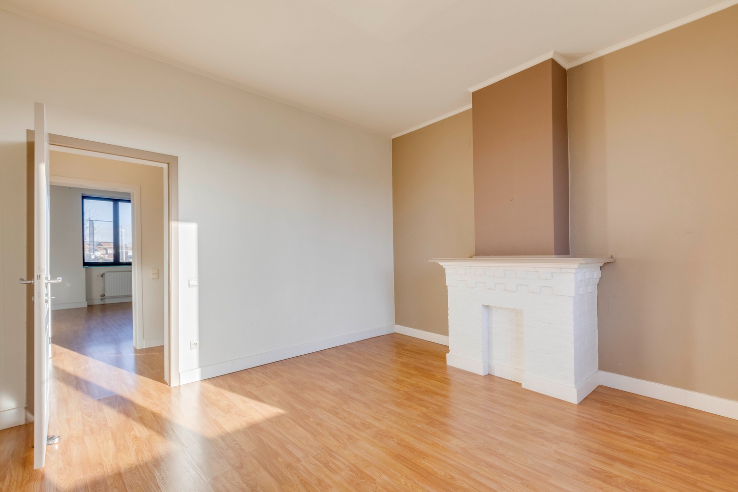 Mooie halfopen bebouwing met zeer ruime kamers 