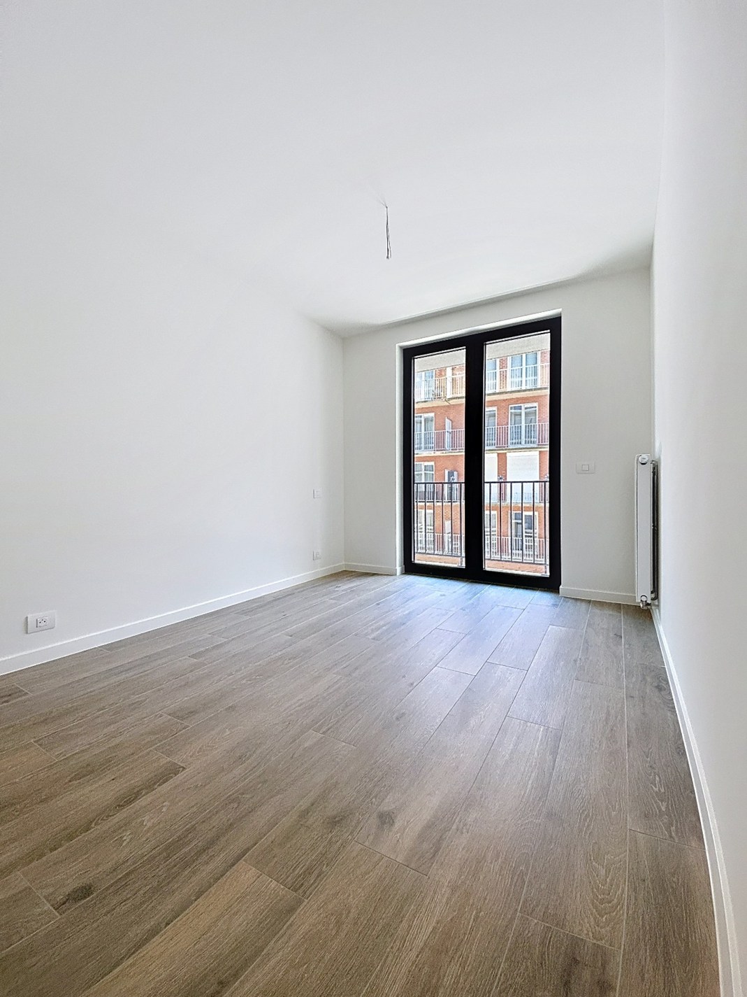 Appartement neuf haut de gamme au deuxième étage avec une vue imprenable sur la mer à vendre. 