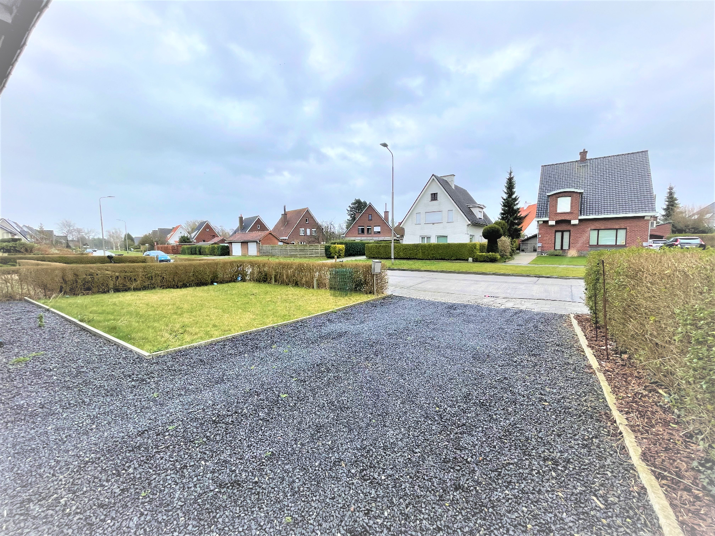 Statige halfopen woning met 3 slaapkamers en garage 