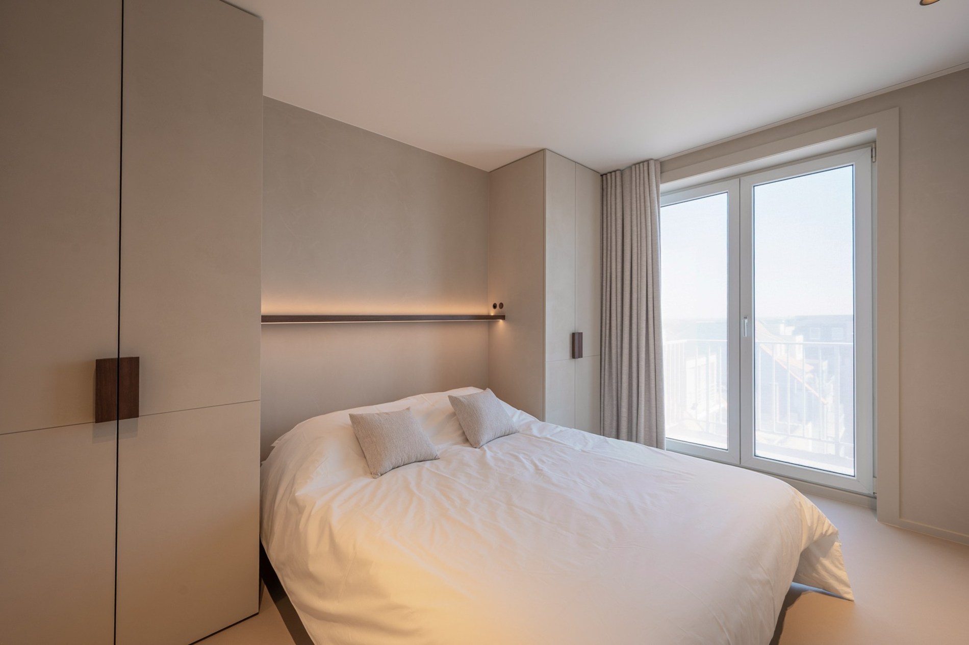 Prachtig gerenoveerd en instapklaar appartement met 3 slaapkamers en frontaal zeezicht, gelegen in een prestigieuze residentie op de zeedijk in het Zoute. 