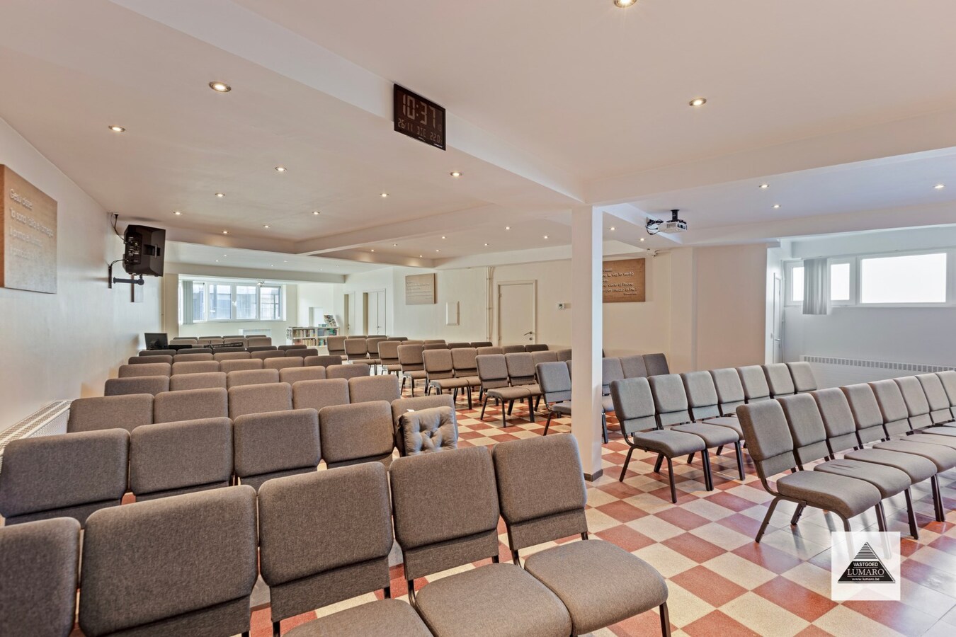 Handelsgelijkvloers en 2 appartementen en parking. Perceel van 15a 49ca. 