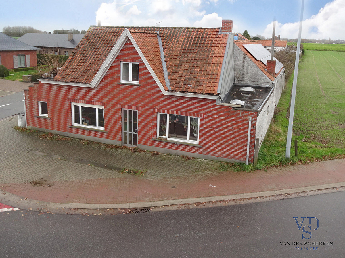 Karaktervolle, te renoveren woning (op bijna 900 m²). 