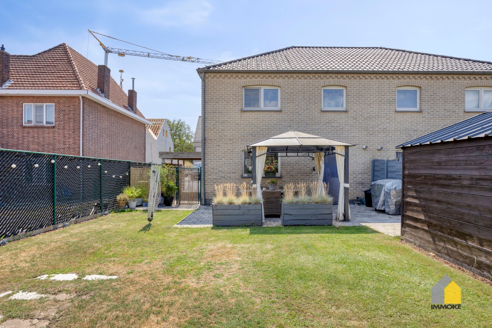 Energiezuinige, halfvrijstaande woning op 2a 82ca met 3 slpk, mooie tuin en carport. 