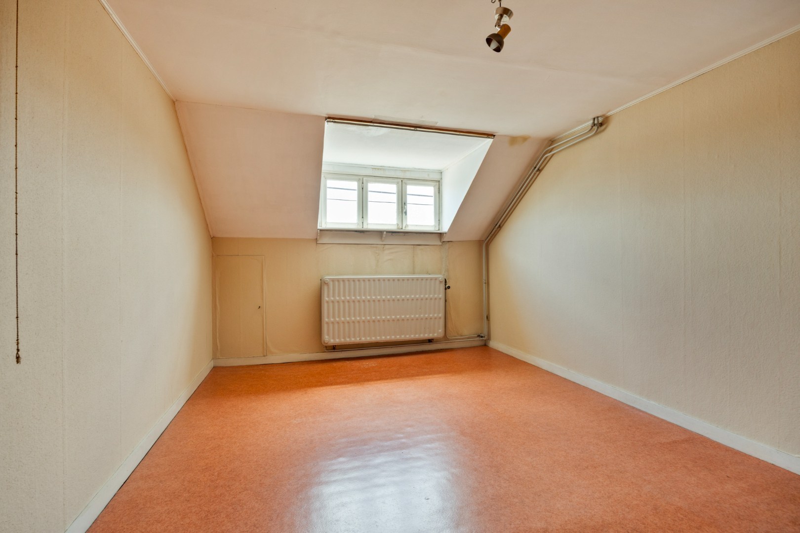 Ruime te renoveren woning met 3 slaapkamers in Lubbeek met doorgang langs het perceel van de buren. EPC: 736 KWH/m² 