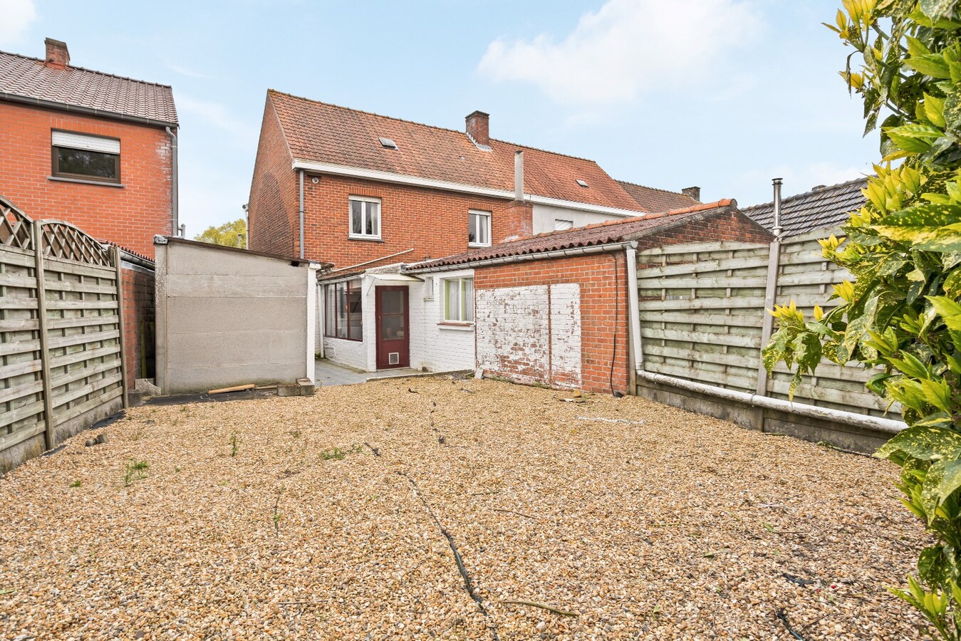 Halfopen woning met drie ruime slaapkamers en garage. 