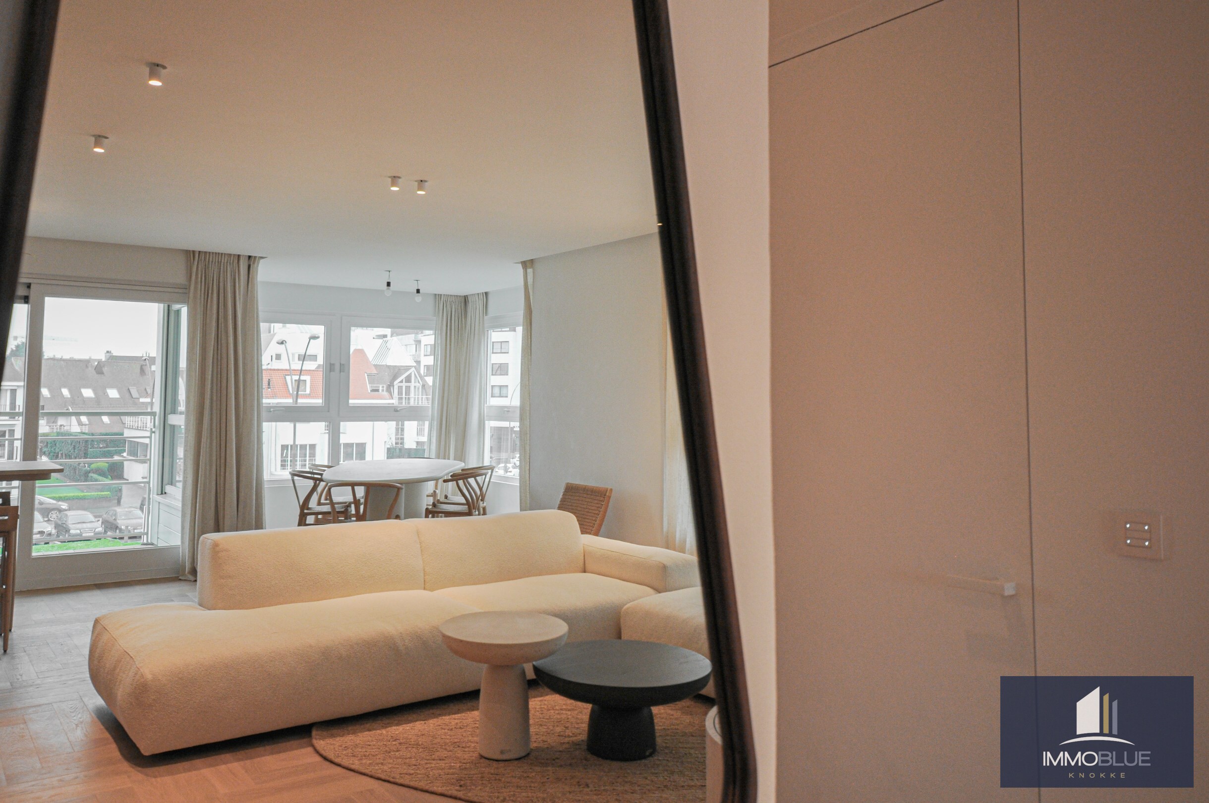 Appartement entièrement rénové et lumineux avec une vue dégagée magnifique, situé dans une résidence de standing. 