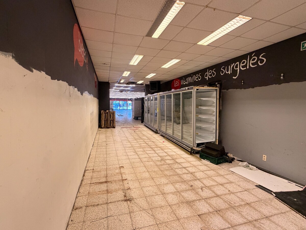 Bâtiment commercial multifonctionnel idéalement situé au centre de Marbais 