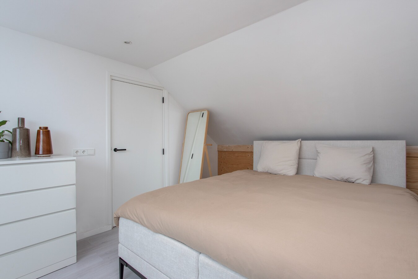 Zeer ruim halfvrijstaand woonhuis met aanpandige garage/berging en hobbyruimte/mantelzorgwoning. 