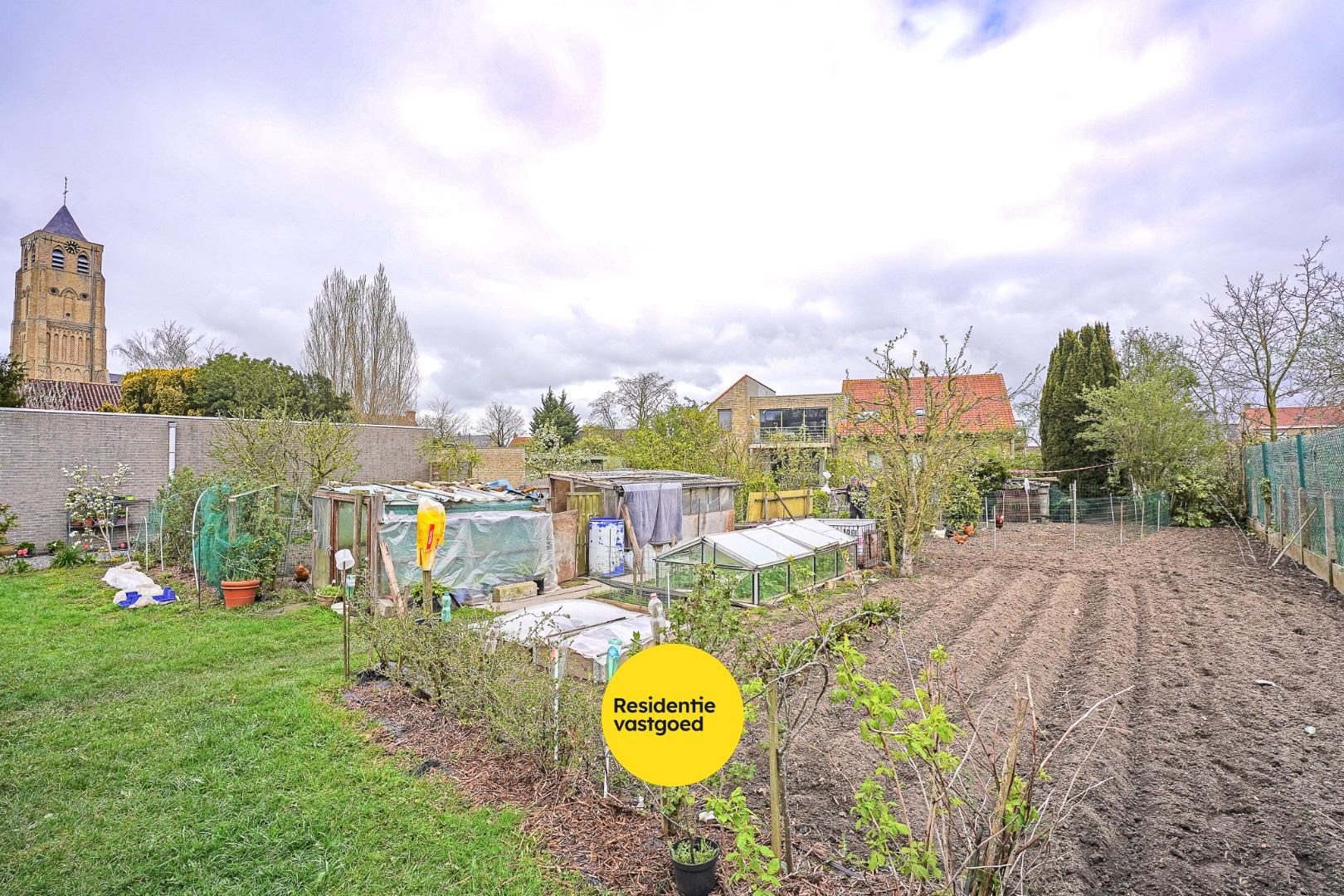 Recent appartement met privatieve tuin (346m²)  en ruim terras (40m²) in het centrum van Woumen! 