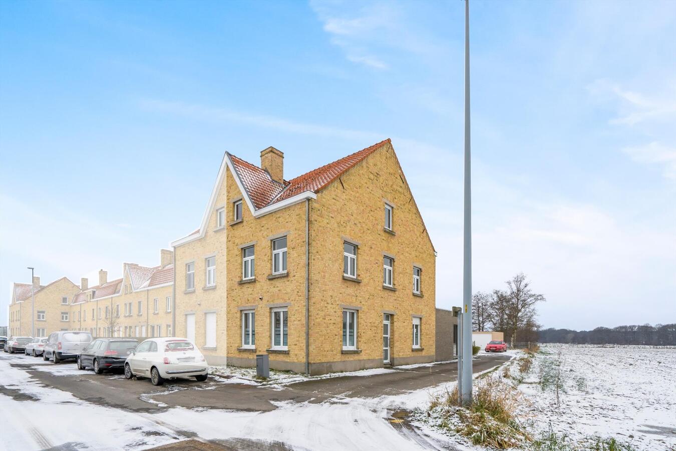 Landelijk gelegen, ruime halfopen woning met garage. 