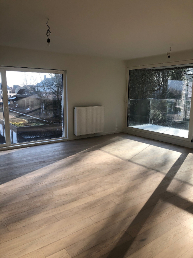 Prachtig nieuwbouwappartement  (geen vaste kosten; met ondergrondse staanplaats voorzien van oplaadmogelijkheid voor elektrische wagen). 