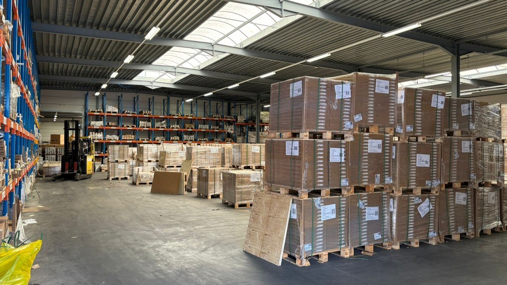 Bedrijfsgebouw met laadkades en kantoren te koop in Ronse