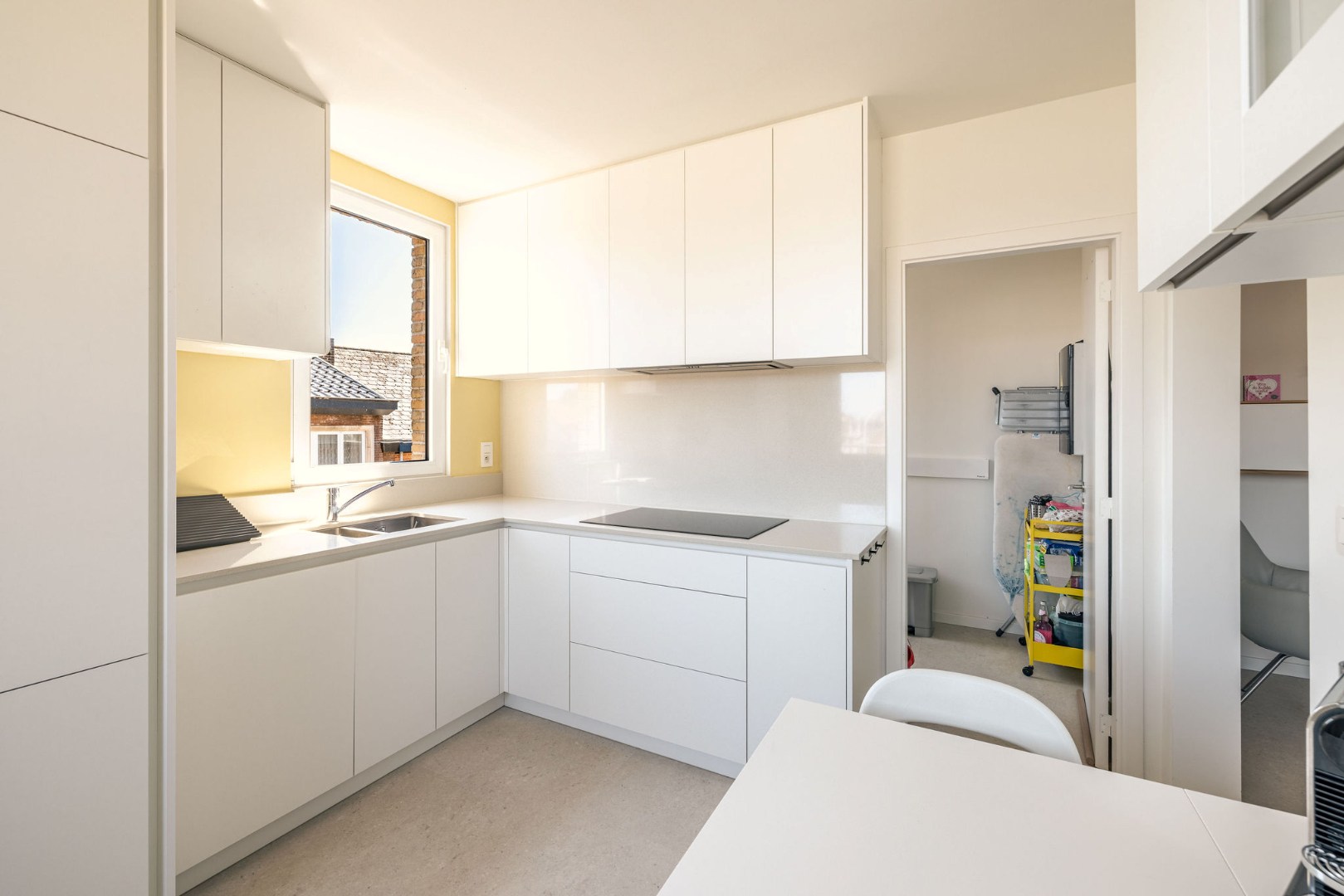 Ruim appartement met 2 slaapkamers, dubbele garage en twee terrassen te Aalst 