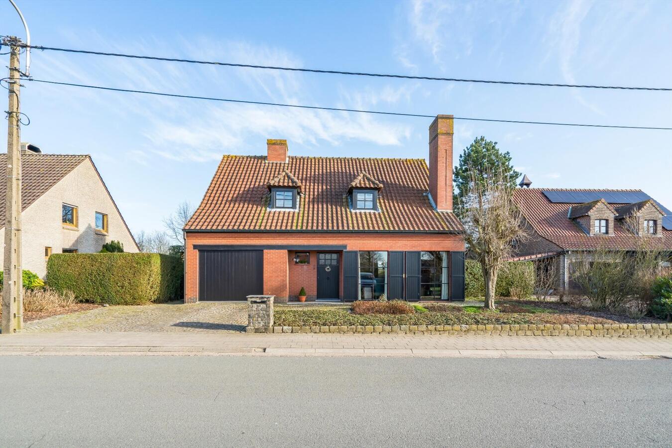 Verrassend ruime, alleenstaande woning met fraai aangelegde, zuidgerichte tuin 