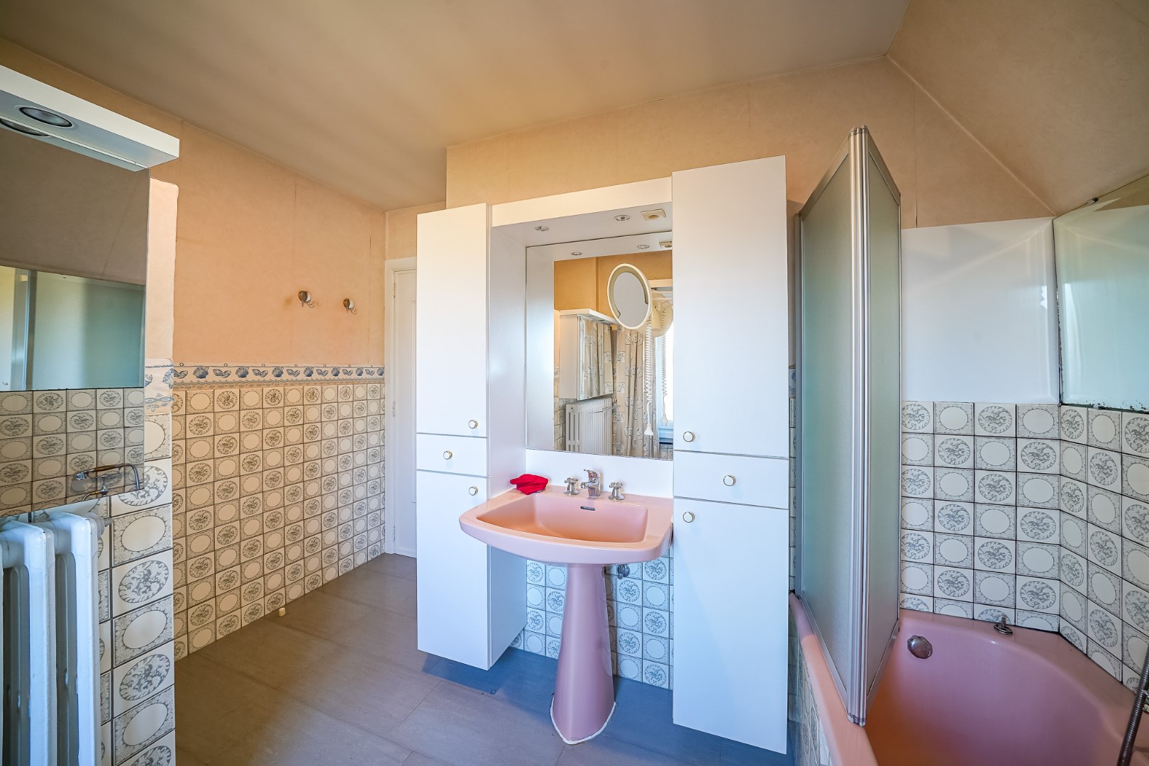 Statige villa uit de jaren ‘65 met zuidgerichte tuin in hartje Oudenburg. 