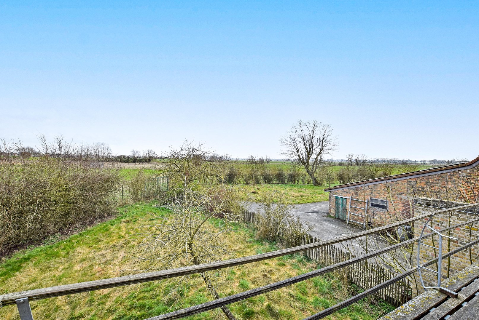 Uniek gelegen landhuis op 4334 m² gelegen te Diksmuide. 